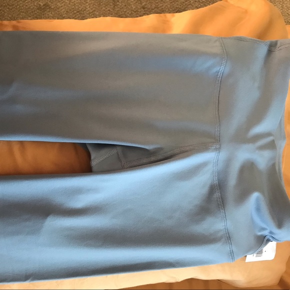 📣 NWT Old Navy Cropped Workout Leggings - Picture 2 of 5